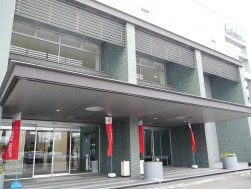 会場正面玄関にも多数ののぼり旗が上がり、ＭＡＡ日本開催ムードを高めた