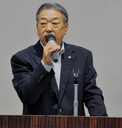 開会の挨拶に立つ岩瀬晃彦会長