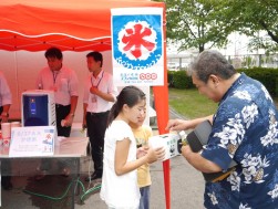 会場内でちびっ子たちが募金活動を展開（写真は昨年の様子）