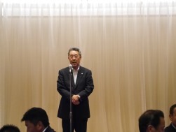懇親会で挨拶する和田副会長