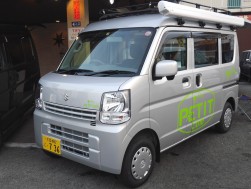 新型エブリイバンのデモカーには大型のオーニングも取り付け