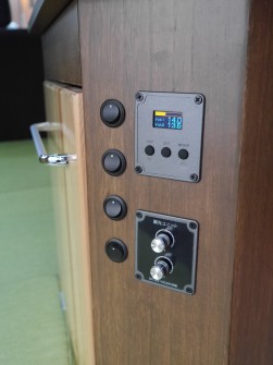 電圧をモニタリングするインジケーター