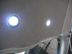 リアハッチ内側に設置するＬＥＤ照明はタッチ１つで照度をコントロール