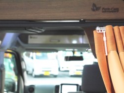 無垢材に付けた「焼印」が素材の重厚さをさらに高める演出