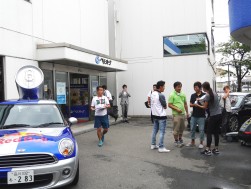 会場前ではレッドブルのサンプリングも行われた