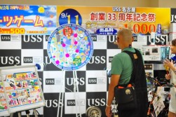ダーツゲームで賑わう会場の様子