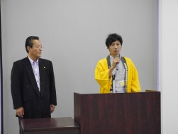 セリ開始前のセレモニーで挨拶する横田青年部会長