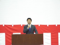 セリ開始前のセレモニーでは菊地社長が挨拶に立った