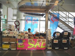 会場入り口横に設置する物販コーナーも商品が拡充