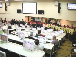 各県青年部会長らが壇上に整列した