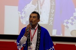 挨拶に立つ村瀨会場長