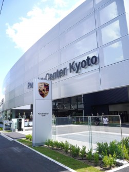 本社機能も備えるポルシェセンター京都