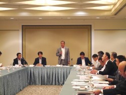 小松金融委員長の進行でクレジットキャンペーンの取り組みを発表
