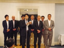 各県の理事長が登壇し、出席者を前に挨拶した