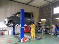 作業しやすいレイアウトのサービス工場