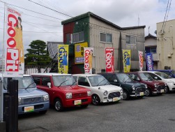 お手頃価格の軽乗用車が並ぶ