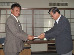 岡部青年部会長（写真左）が浄財を手渡した