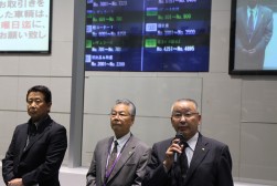 挨拶に立つ鹿野理事長