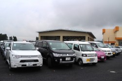 会場に並ぶ三菱ディーラー出品車
