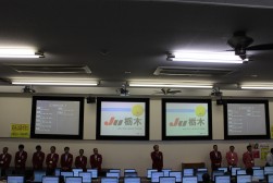 セリ前の挨拶に執行部が参列
