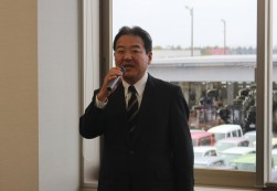 セレモニーで挨拶する島田俊秀社長