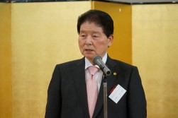 前夜祭で挨拶する小川逸樹取締役名誉会長