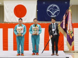 優勝した福岡代表の谷口修平選手（中央）、常岡兼次選手（左）