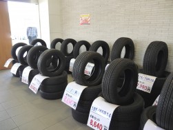 ニーズの高い中古タイヤセットを集め、現品販売