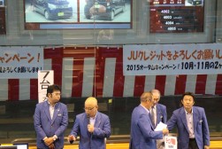 モーニング抽選会で会場を盛り上げる