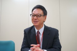 記者会見で抱負を語る奥山建社長