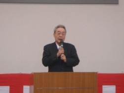 挨拶を行う鈴木会長