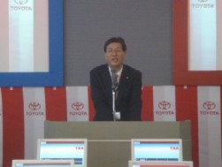 挨拶を行う向井英夫社長