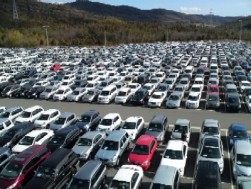 収容能力のほぼ限界まで車で埋まったヤード