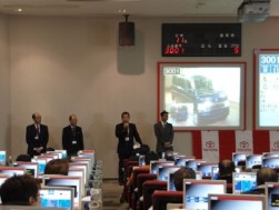 満員となった場内での開会式(20日撮影)