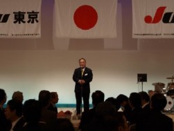 多数の出席者を前に土屋理事長の挨拶