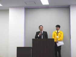 打越流通委員長が来場会員に挨拶