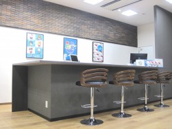 バーのようなカウンターテーブル（ユーポス１７１尼崎店）