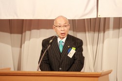 祝辞を述べる澤田稔会長