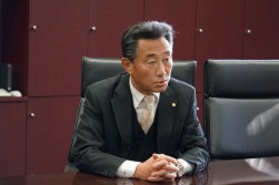 記者会見で、薄辰美理事長