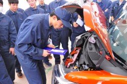 エンジンルーム点検を行う学生