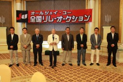 ウェルカムパーティで挨拶する澤田稔会長