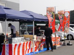 会場駐車場には屋台出店も