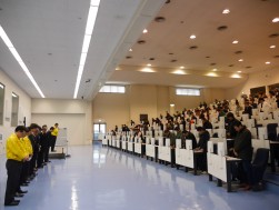 東日本大震災の犠牲者に黙祷を捧げた