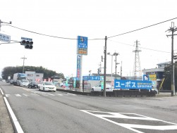 幹線道路の交差点に立地（ユーポス近江八幡店）