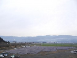 自然エネルギーの活用を目指す同社の太陽光発電パネルも一望できる