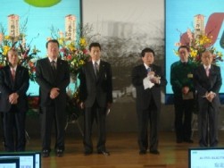 挨拶を行う小川会長