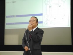 セレモニーで挨拶する吉岡社長