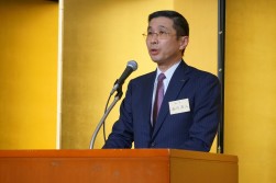 挨拶に立つ西川廣人会長