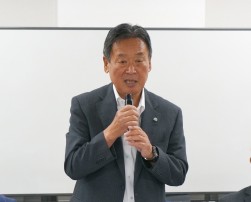 挨拶に立つＡＪ吉田純一会長