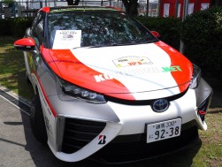 水素自動車のトヨタ「ＭＩＲＡＩ（ミライ）」ＷＲＣラリーカーを展示